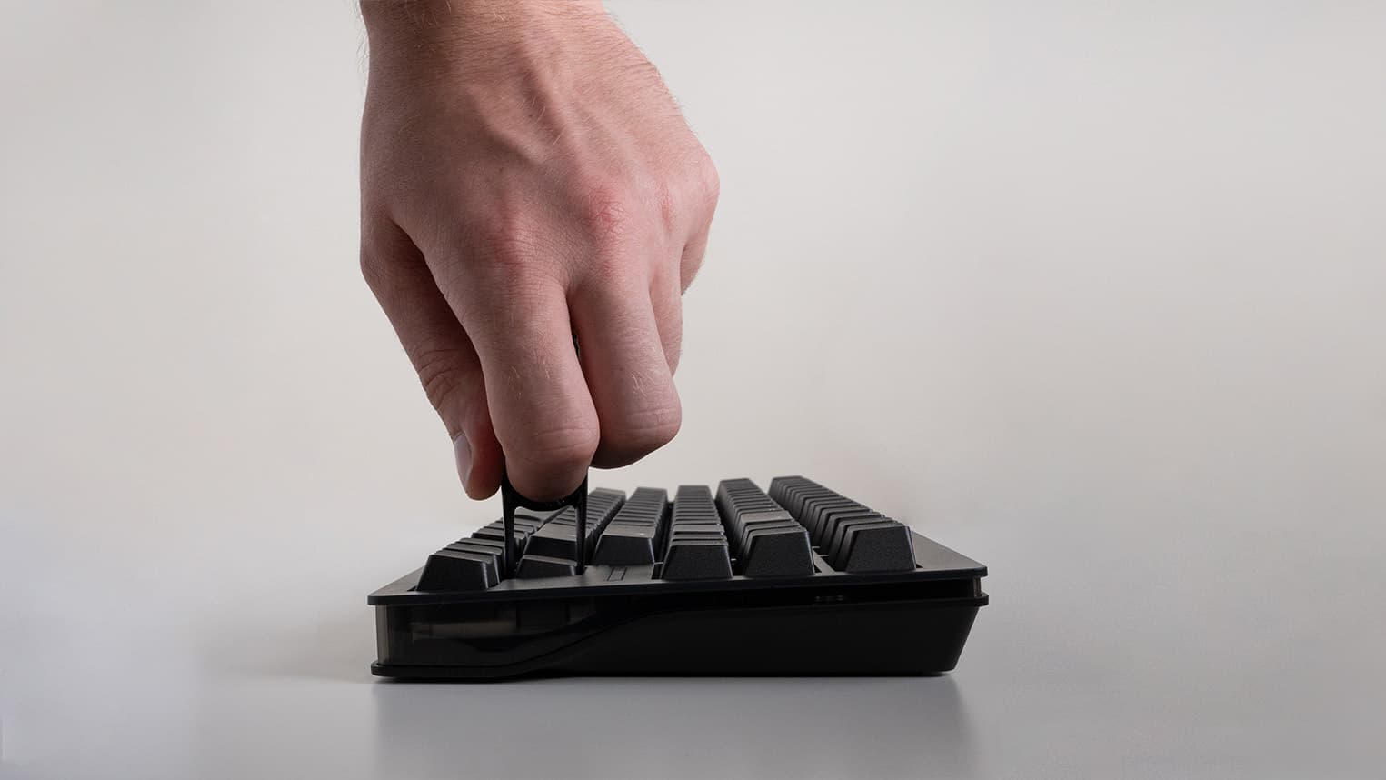Wooting 80HE+ showing the pulling of a keycap with the keycap puller