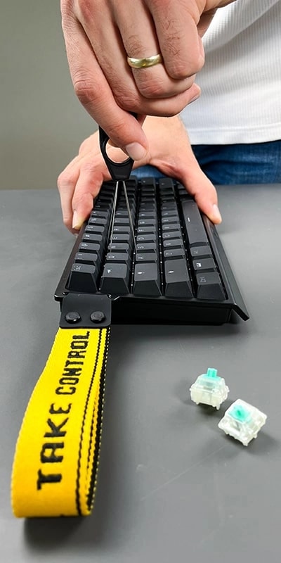 Wooting 60HE+ showing the alignment of the keycap puller over a keycap