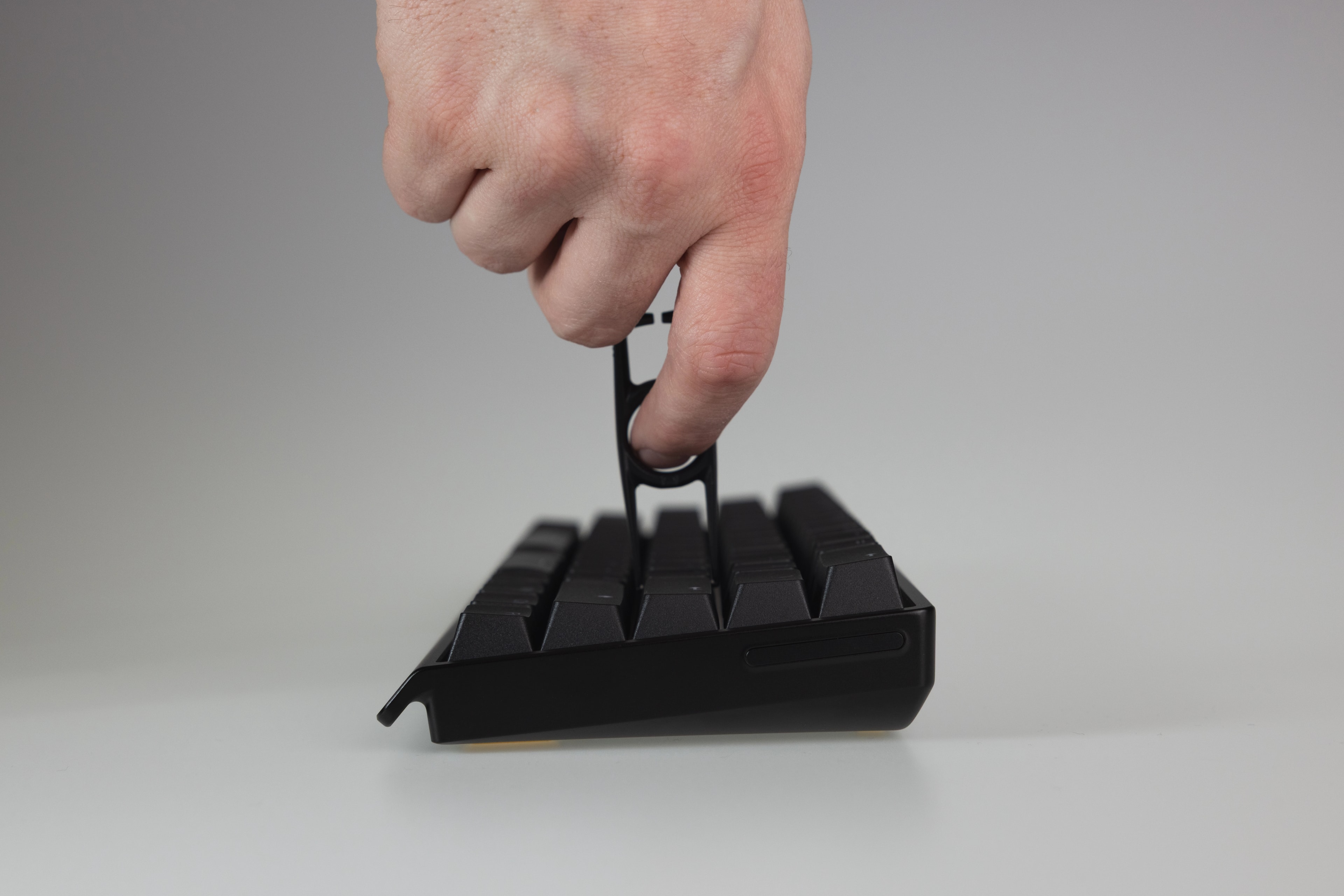 Wooting 60HE v2 showing the alignment of the keycap puller over a keycap