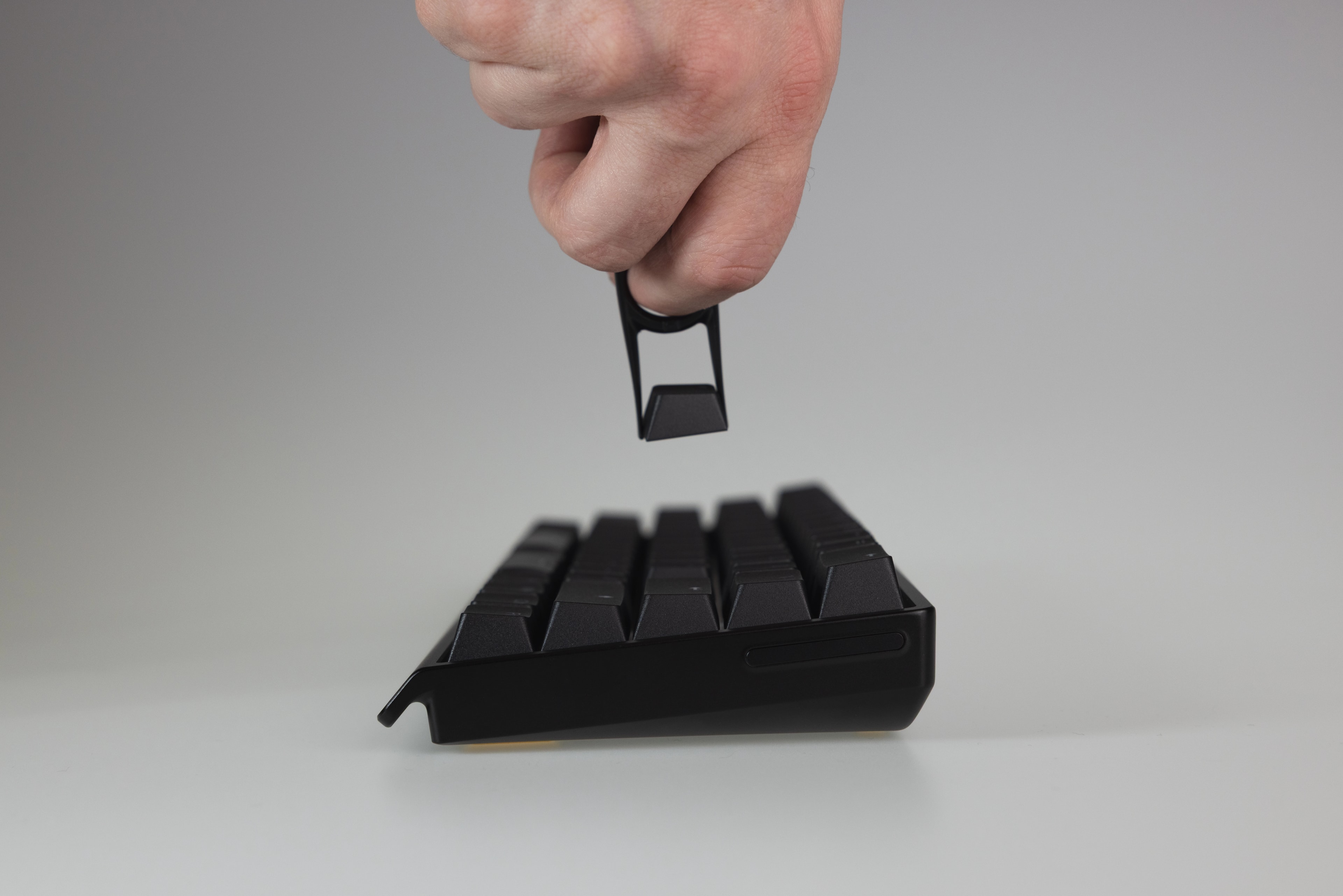 Wooting 60HE v2 showing the pulling of a keycap with the keycap puller