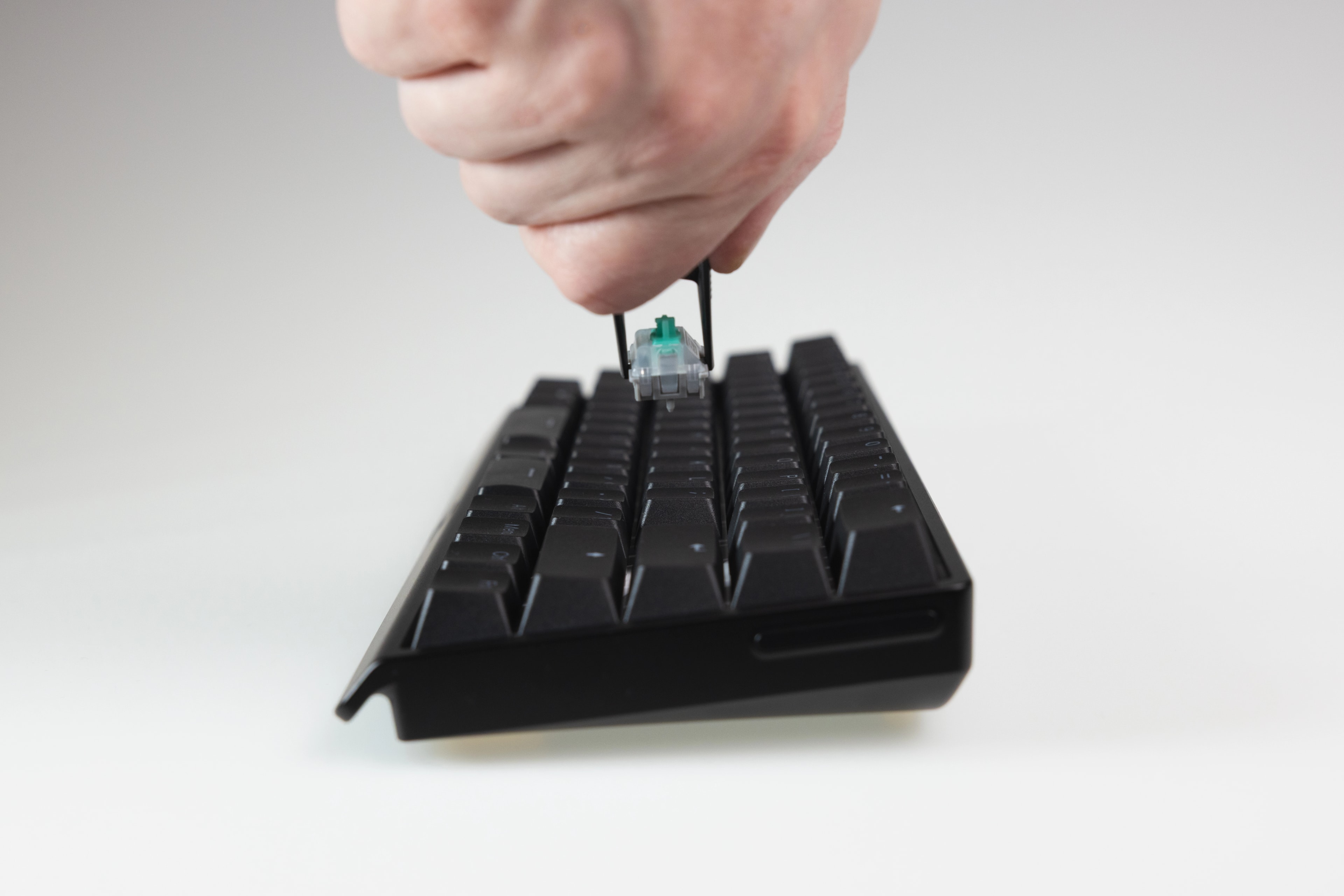 Wooting 60HE v2 showing the pulling of a switch with the switch puller