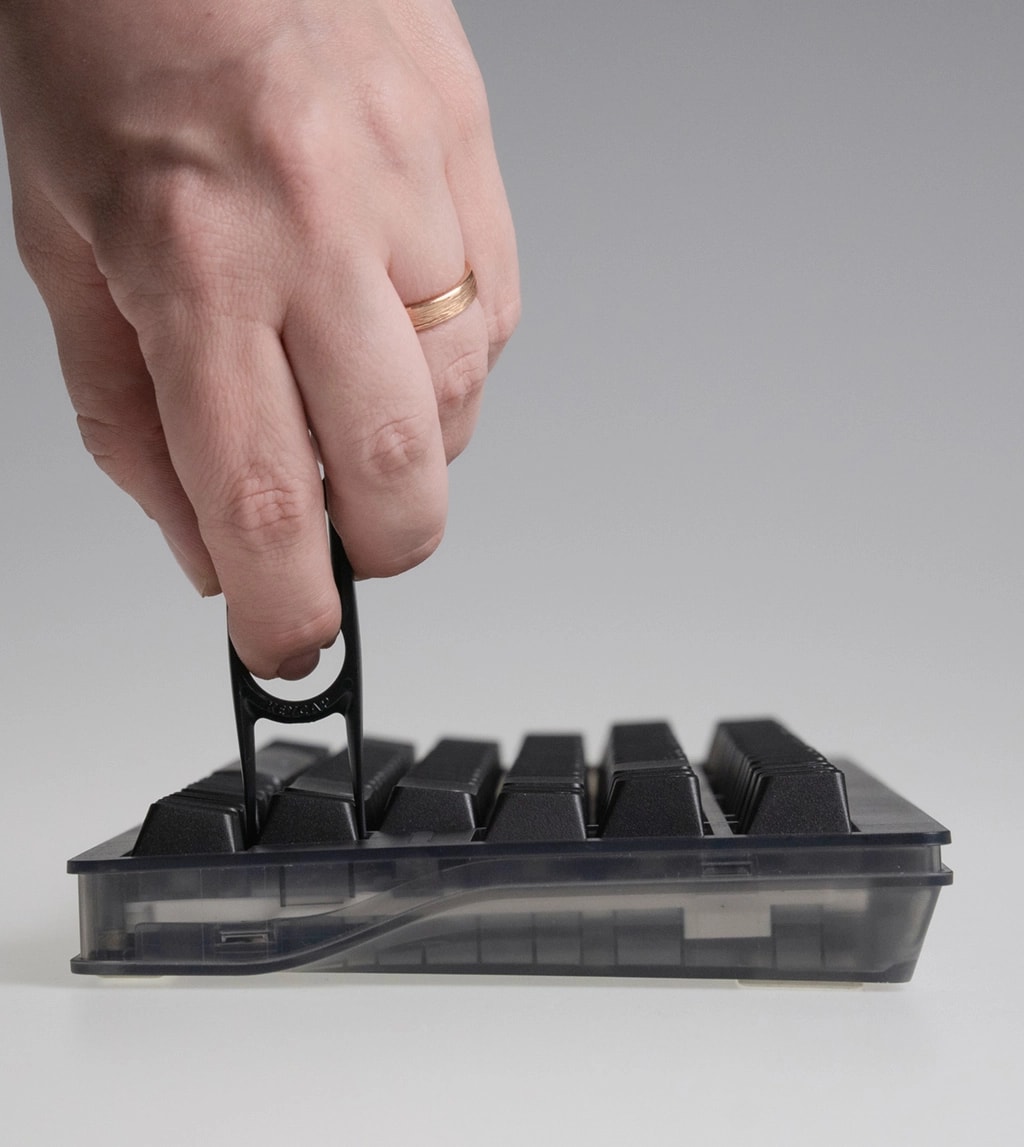 Wooting 80HE showing the pulling of a keycap with the keycap puller