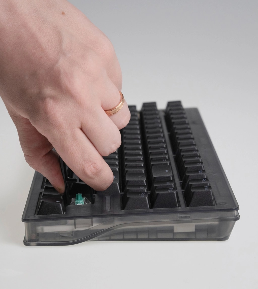 Wooting 80HE showing the pulling of a switch with the switch puller